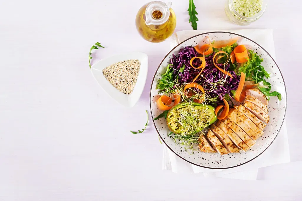 Dieta pudełkowa a jedzenie z dostawą