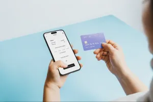 Kobieta wpisująca numer karty do formularza płatności w telefonie