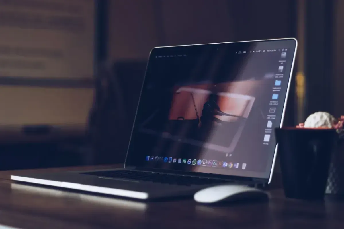 Laptopy do pracy biurowej – jak je kupować?